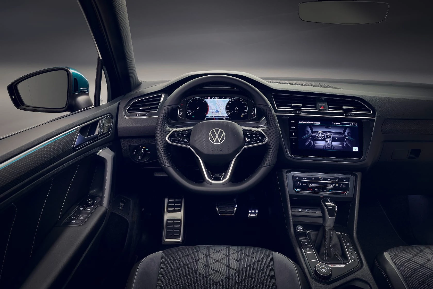 Atnaujintas populiariausias „Volkswagen“ Baltijos šalyse – „Tiguan“: gama pasipildė ir iš tinklo kraunama, ir R versija