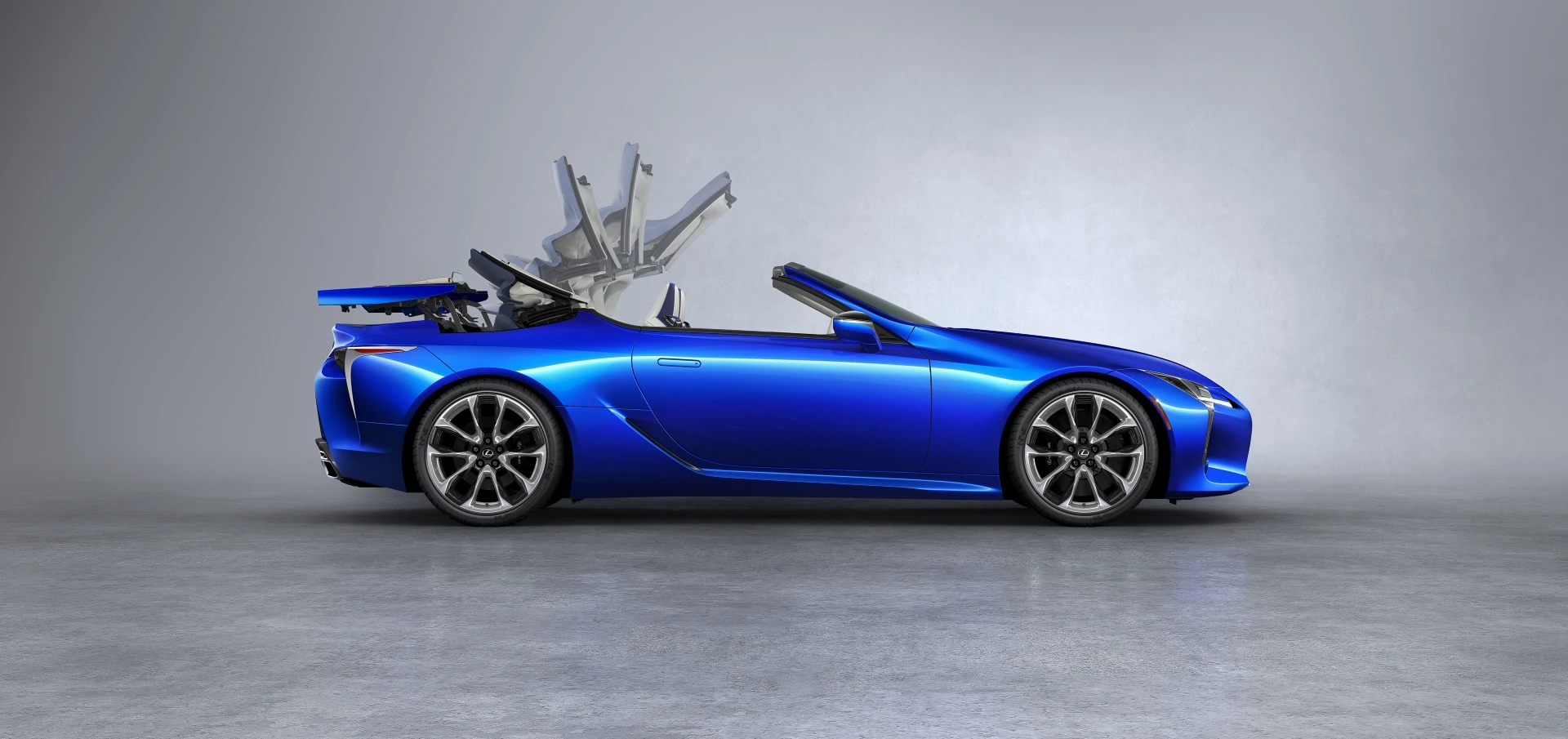 „Lexus“ pristato atnaujintą LC 500 kupė ir naują „LC 500 Convertible“