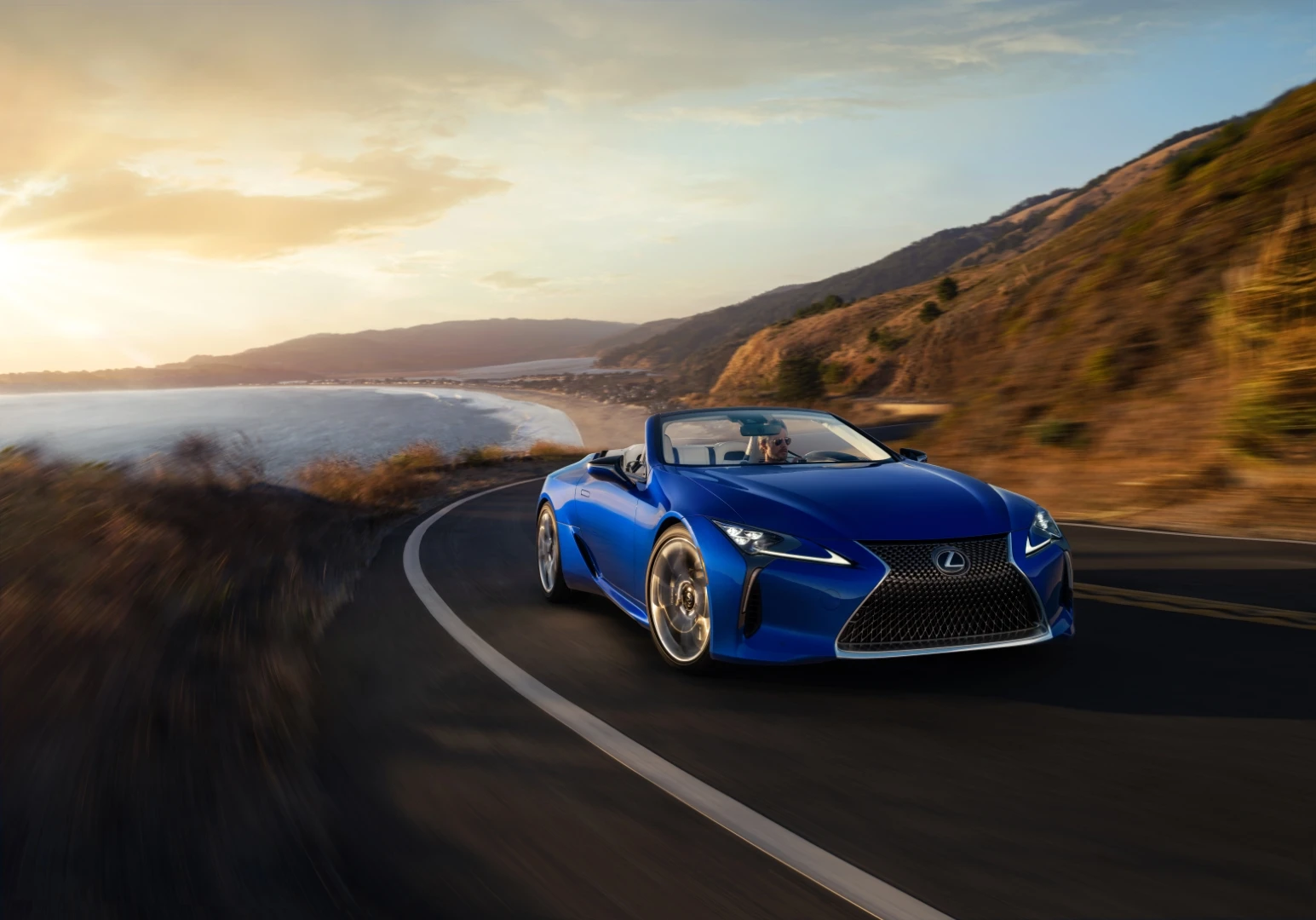„Lexus“ pristato atnaujintą LC 500 kupė ir naują „LC 500 Convertible“