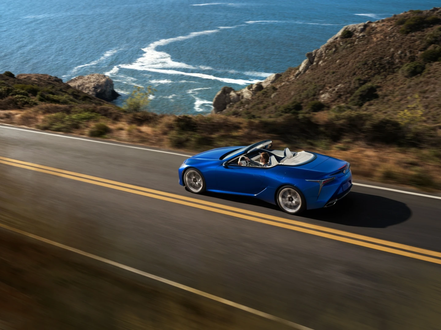 „Lexus“ pristato atnaujintą LC 500 kupė ir naują „LC 500 Convertible“