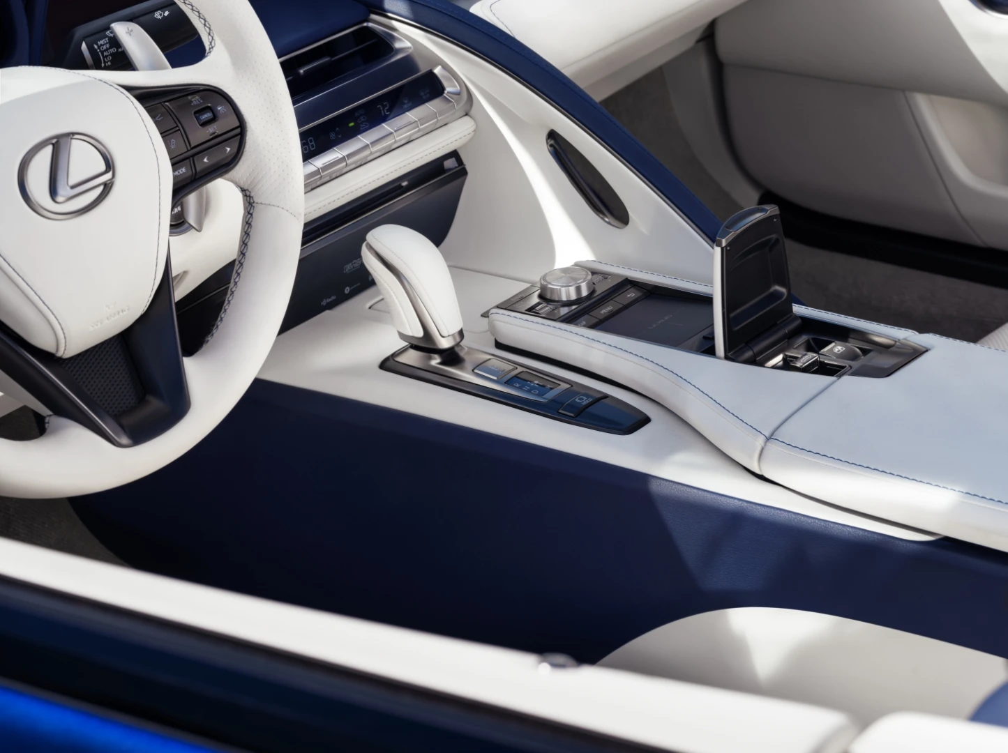 „Lexus“ pristato atnaujintą LC 500 kupė ir naują „LC 500 Convertible“