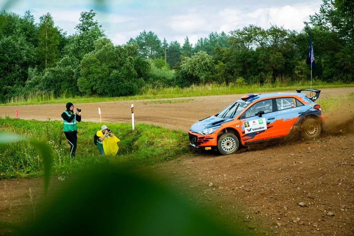 Pasitraukimų skaičiumi pasižymėjusiose „Samsonas Rally Rokiškis“ varžybose triumfavo Nikolajus Gryazinas