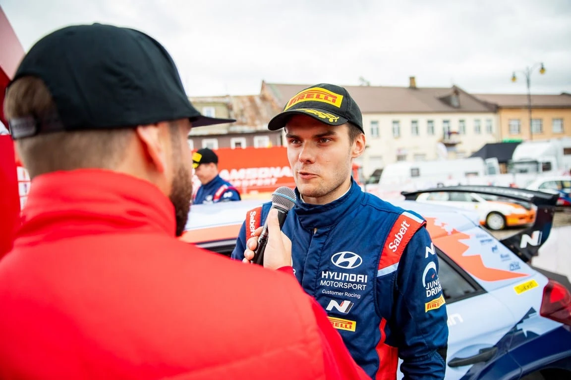 Pasitraukimų skaičiumi pasižymėjusiose „Samsonas Rally Rokiškis“ varžybose triumfavo Nikolajus Gryazinas