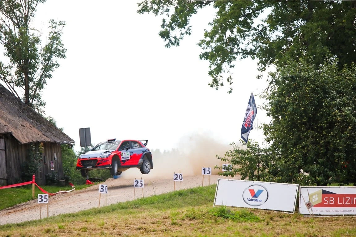 Pasitraukimų skaičiumi pasižymėjusiose „Samsonas Rally Rokiškis“ varžybose triumfavo Nikolajus Gryazinas