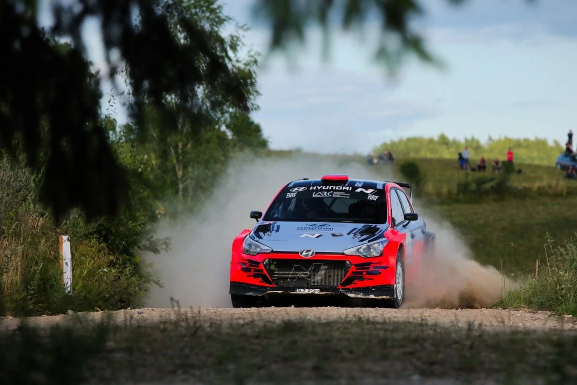 Pasitraukimų skaičiumi pasižymėjusiose „Samsonas Rally Rokiškis“ varžybose triumfavo Nikolajus Gryazinas