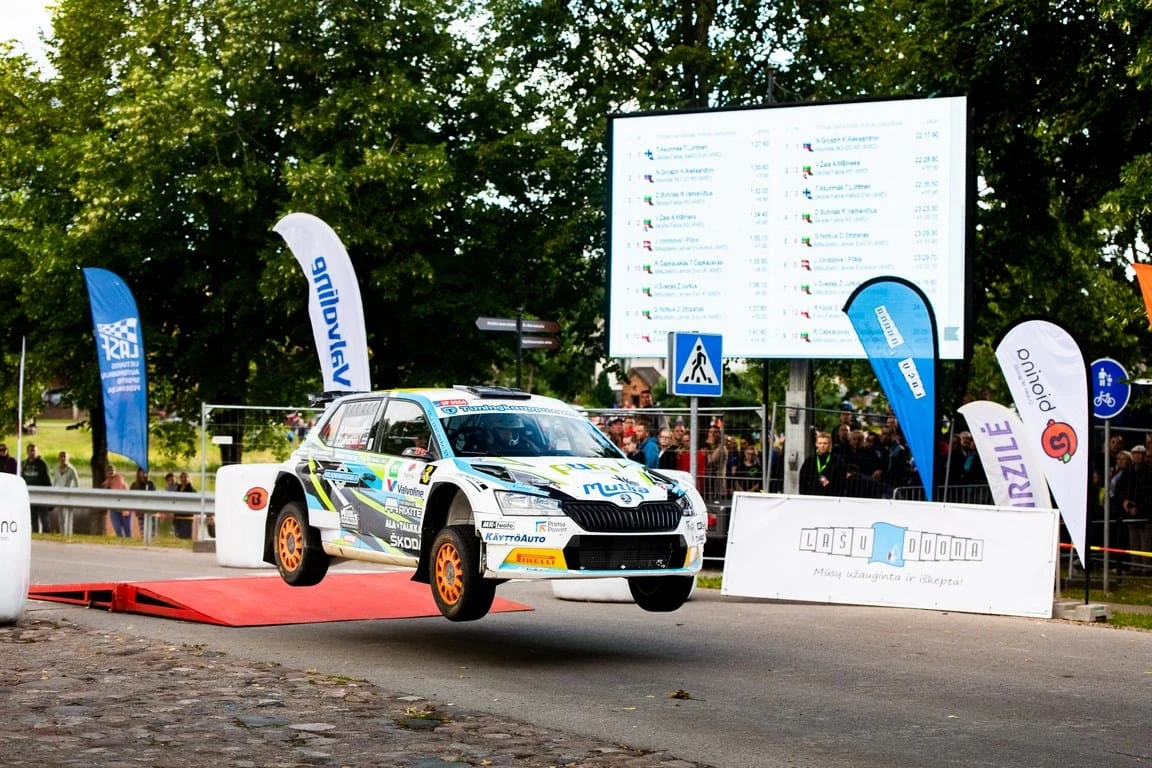 Pasitraukimų skaičiumi pasižymėjusiose „Samsonas Rally Rokiškis“ varžybose triumfavo Nikolajus Gryazinas