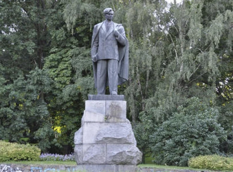 Vilniuje prie Petro Cvirkos paminklo rengiama akcija – nuo Sovietų Sąjungos nukentėjusių lietuvių autorių kūrinių vieši literatūros skaitymai