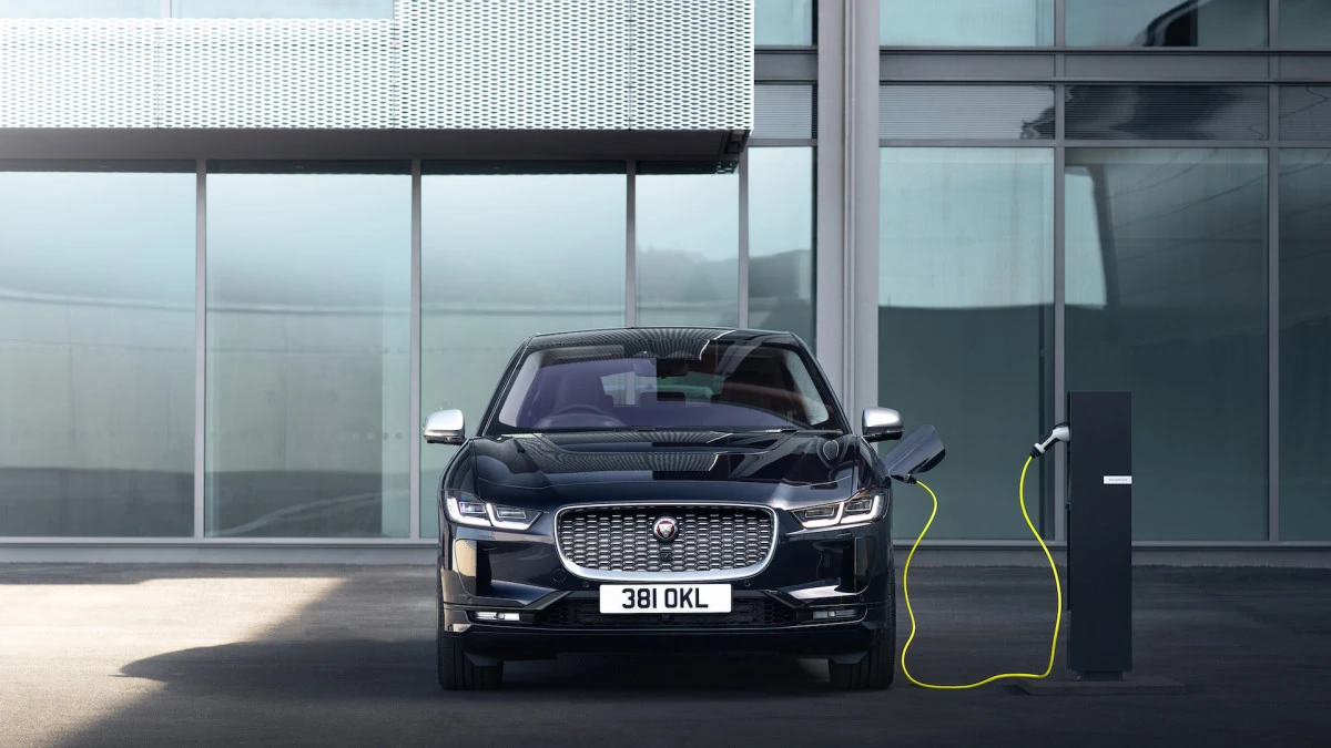 „Jaguar“ pristato atnaujintą dar patrauklesnį ir praktiškesnį „I-Pace“
