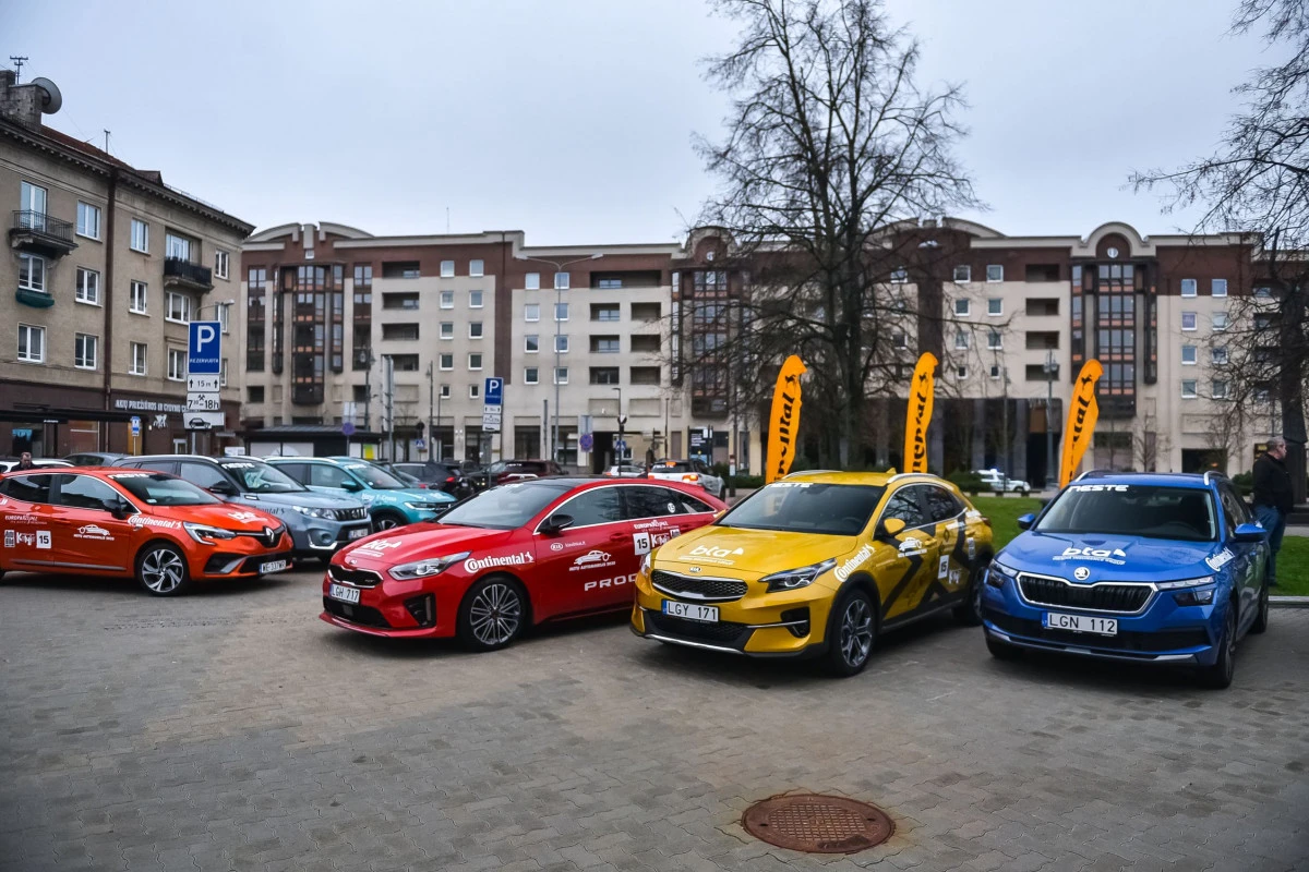 Paradoksas: lietuviai gali sau leisti naujus automobilius, bet renkasi naudotus