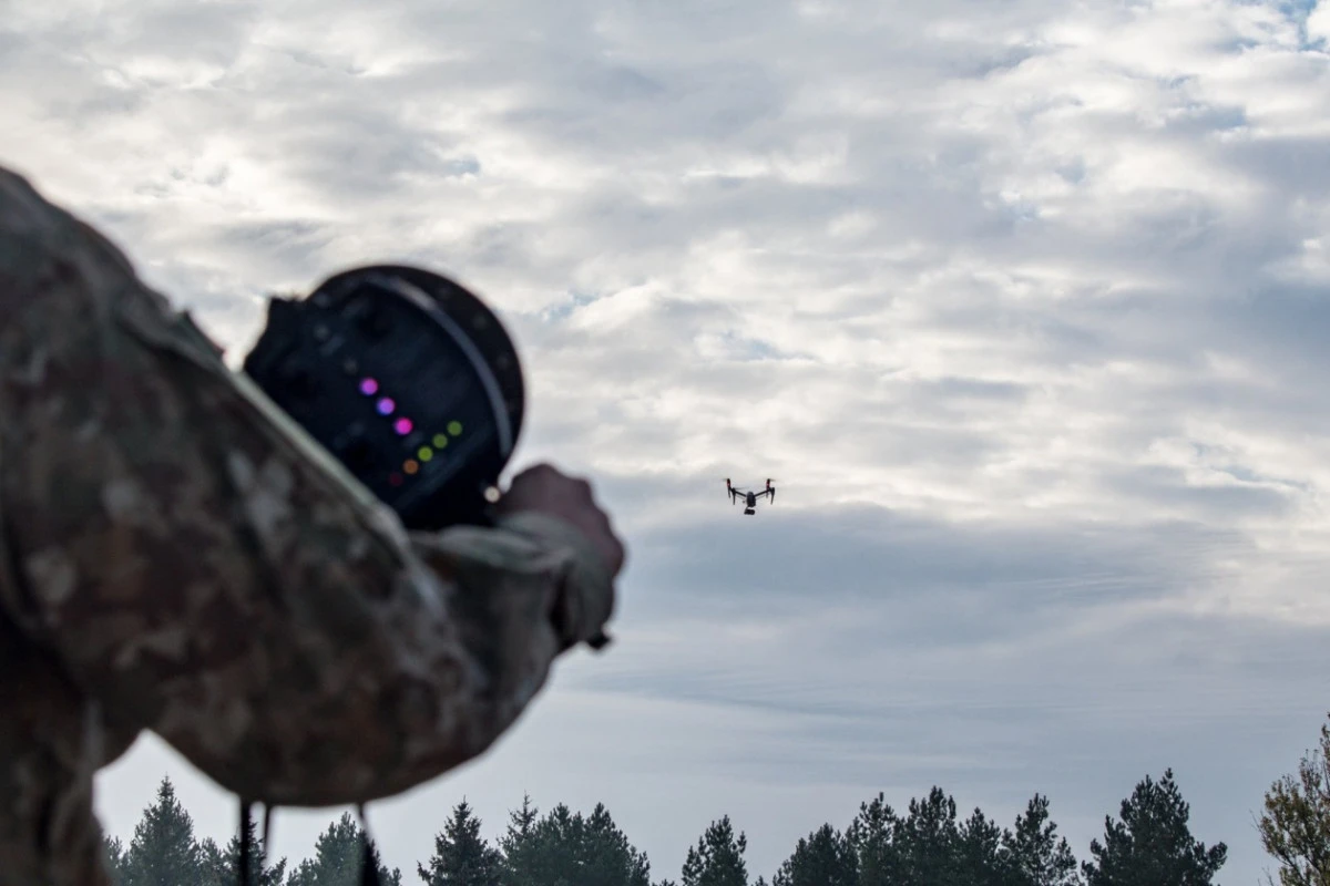 Dronų gaudyklės sistema „Dronbuster“ sėkmingai testuota Karaliaus Mindaugo husarų batalione