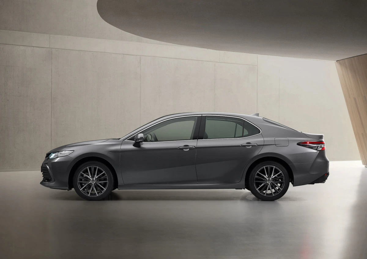 „Toyota Camry“ hibridas – su naujomis saugumo ir jungiamumo technologijomis