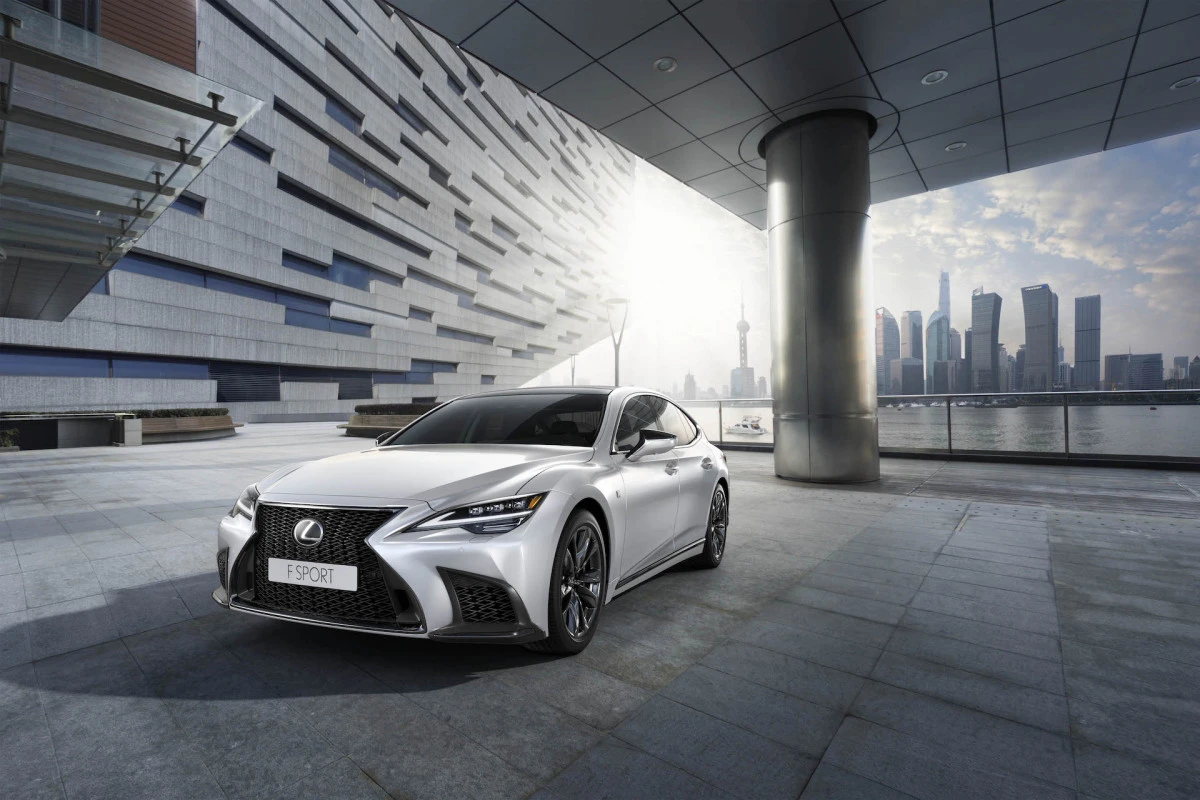 Atnaujintas „Lexus“ flagmanas LS 500h jau greitai atvyks į Baltijos šalis