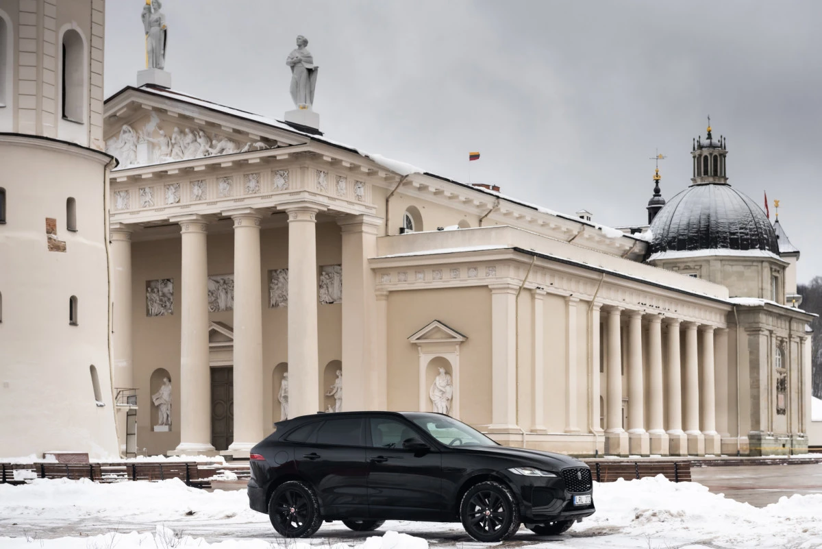 Jaguar F Pace 32