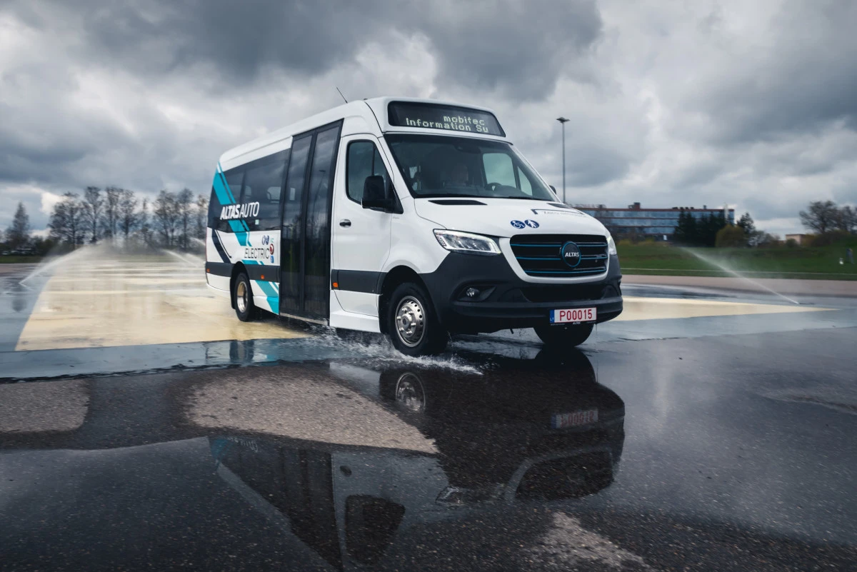 „Altas Auto“ pristatė pirmuosius elektrinius autobusus