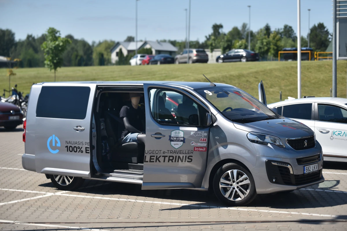 „Peugeot“ ekipažai elektromobilių varžybose užėmė tris pirmąsias vietas