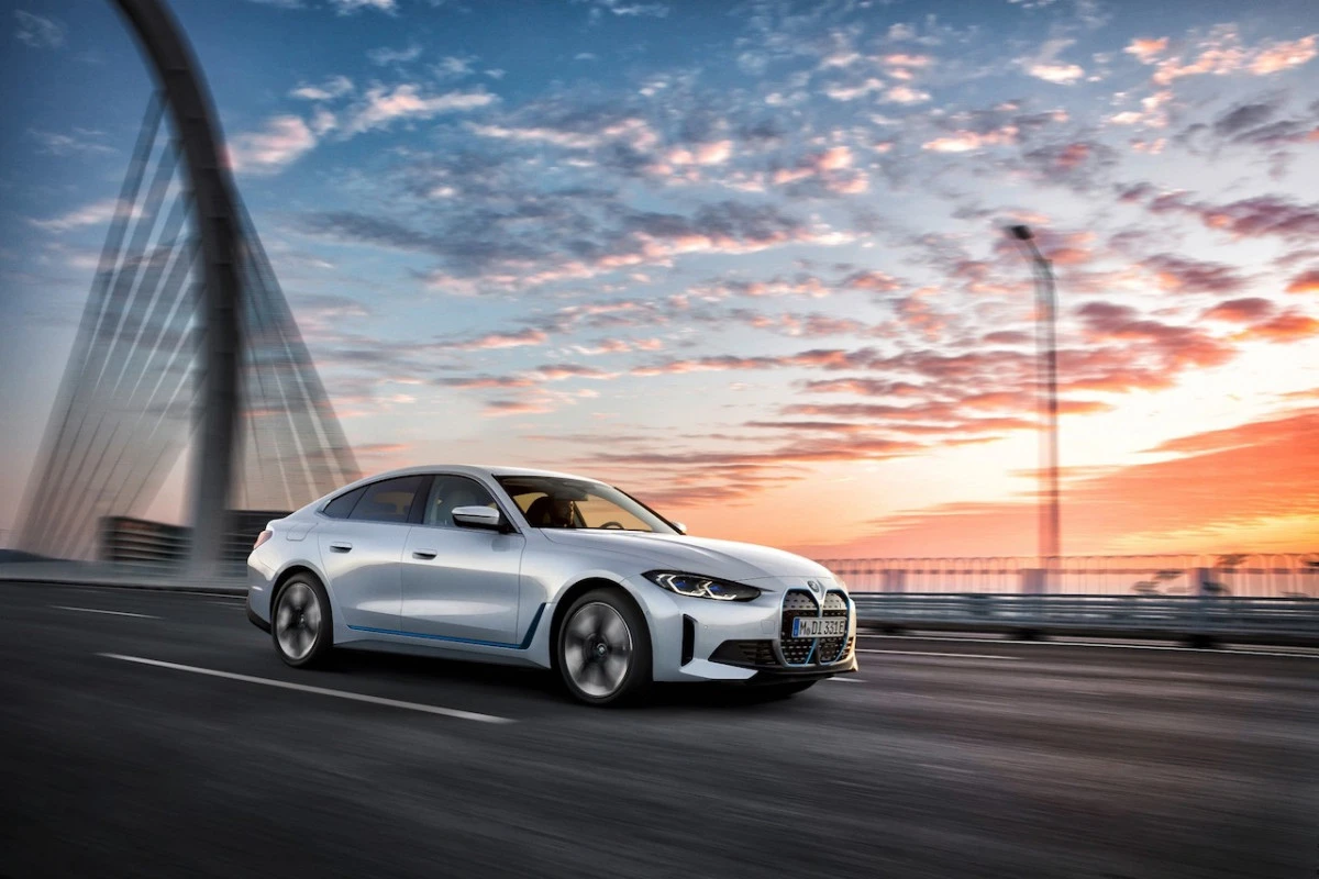 Tarp rudenį pasirodysiančių BMW elektrinių modelių – pirmasis M serijos elektromobilis