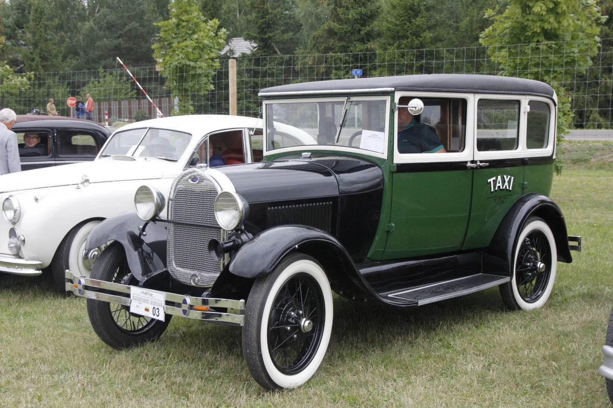Biržuose – senovinių automobilių magija