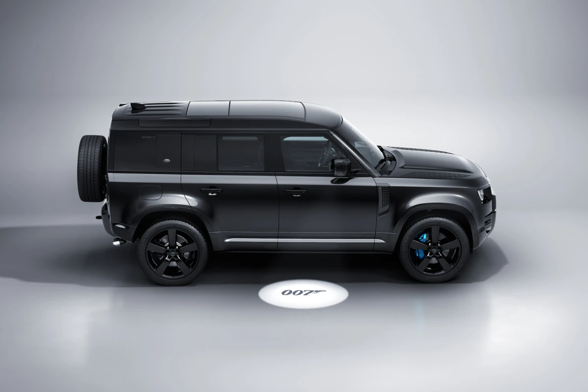 Land Rover Defender V8 Bond Edition 1