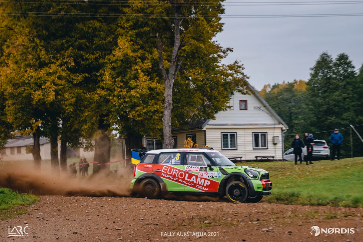 „Rally Aukštaitija“ lyderis po pirmos dienos – varžybas akrobatiniu triuku pradėjęs V.Žala