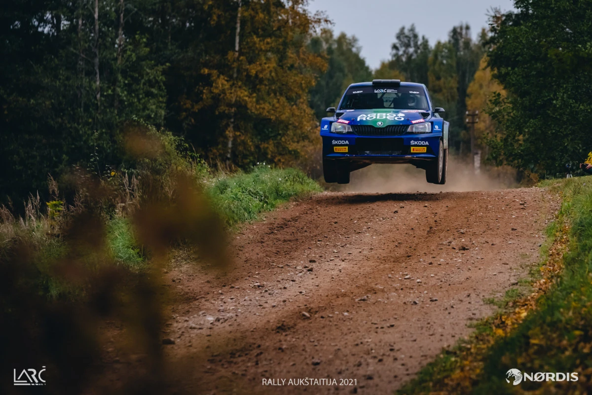 „Rally Aukštaitija“ lyderis po pirmos dienos – varžybas akrobatiniu triuku pradėjęs V.Žala