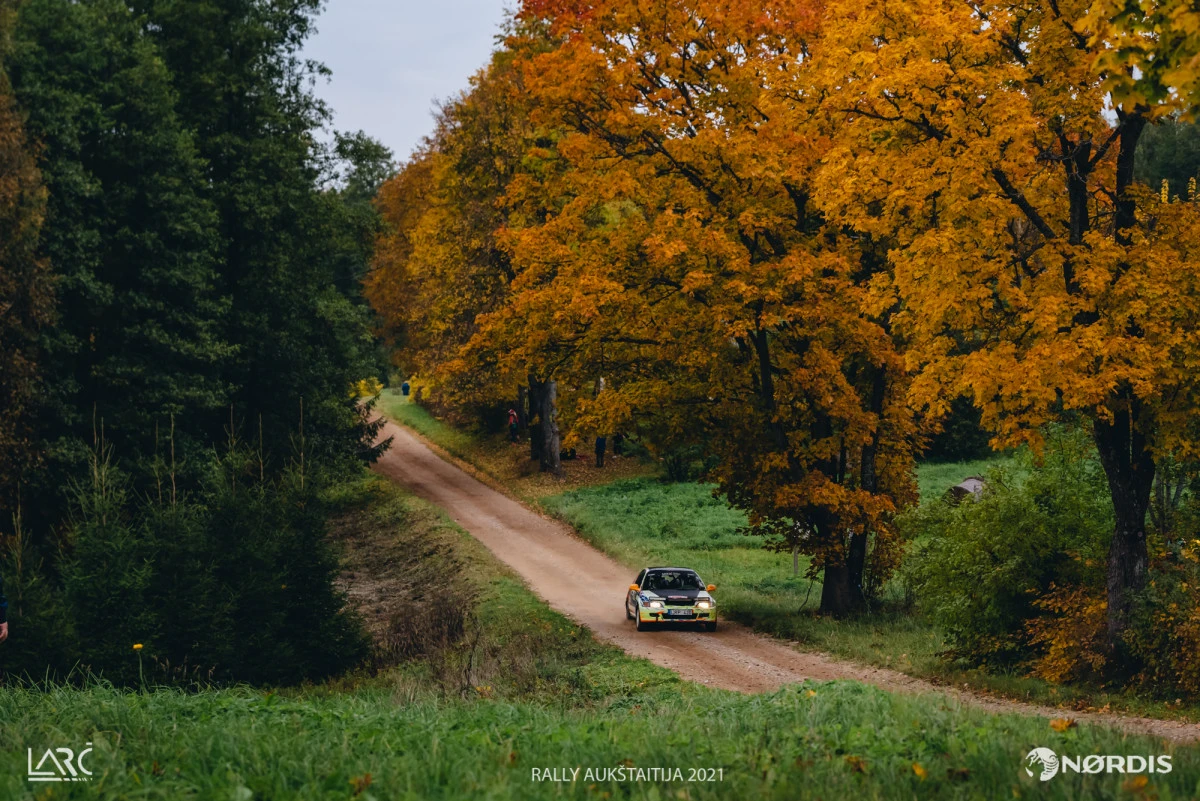 „Rally Aukštaitija“ lyderis po pirmos dienos – varžybas akrobatiniu triuku pradėjęs V.Žala