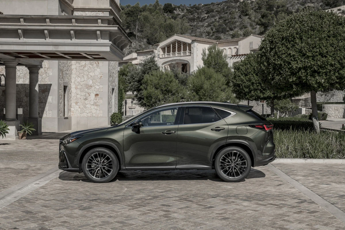 „Lexus“ pristatė naująjį NX