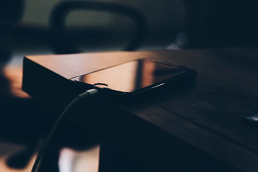 Dėl kokių priežasčių gali sulėtėti išmaniojo telefono įkrovimas?