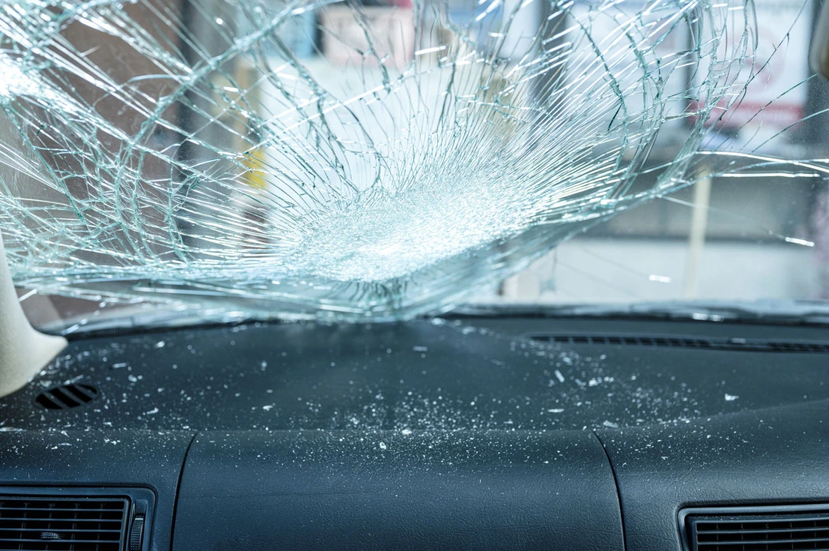 Jurginų gatvėje išdaužyti automobilių langai