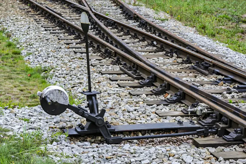 Pavogtas geležinkelio pervedimo mechanizmas su balansiniu svoriu