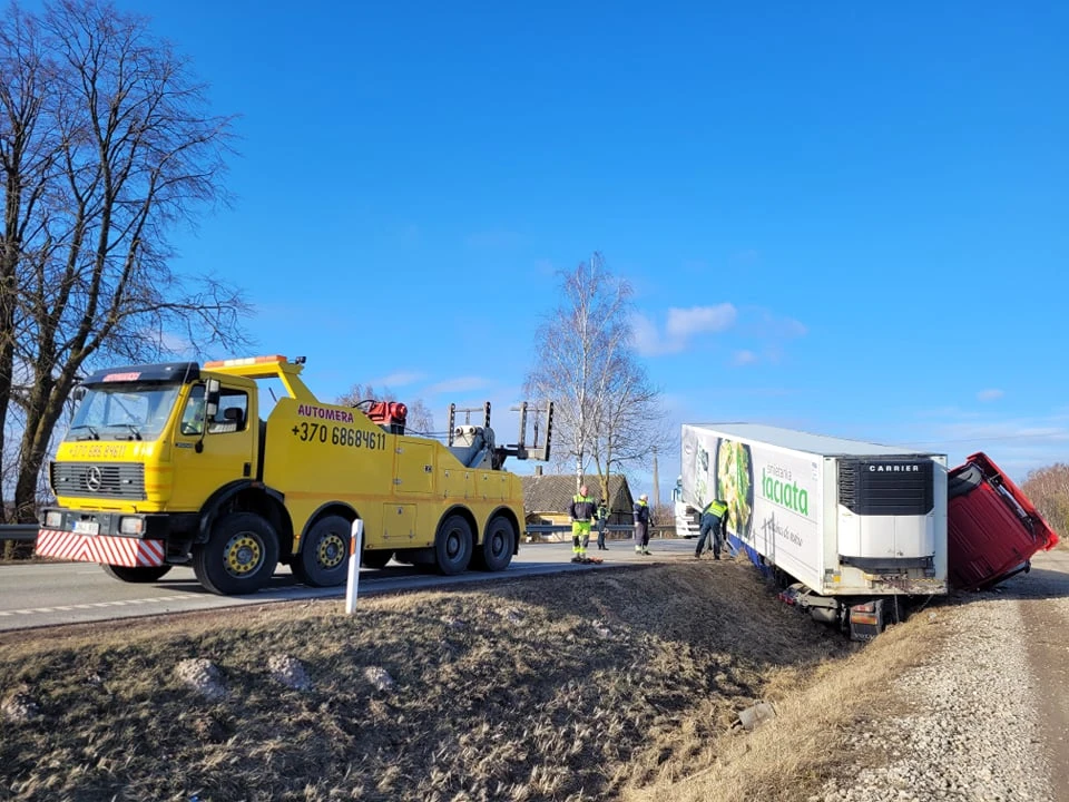 Via Baltica kelyje lengvasis automobilis susidūrė su vilkiku
