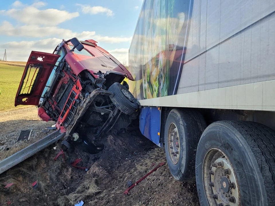 Via Baltica kelyje lengvasis automobilis susidūrė su vilkiku