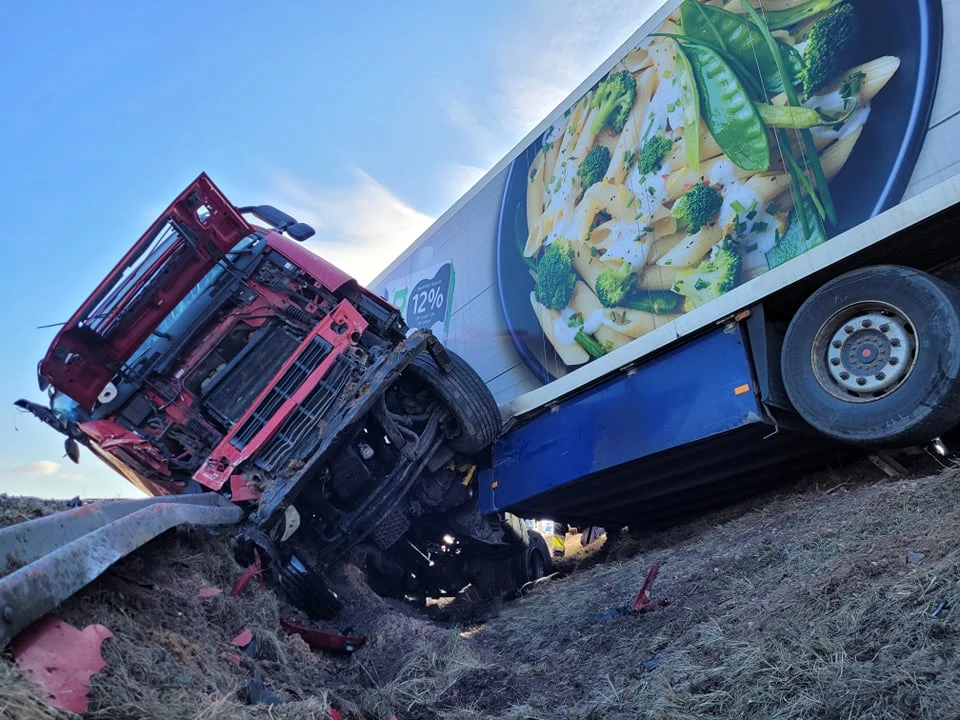 Via Baltica kelyje lengvasis automobilis susidūrė su vilkiku
