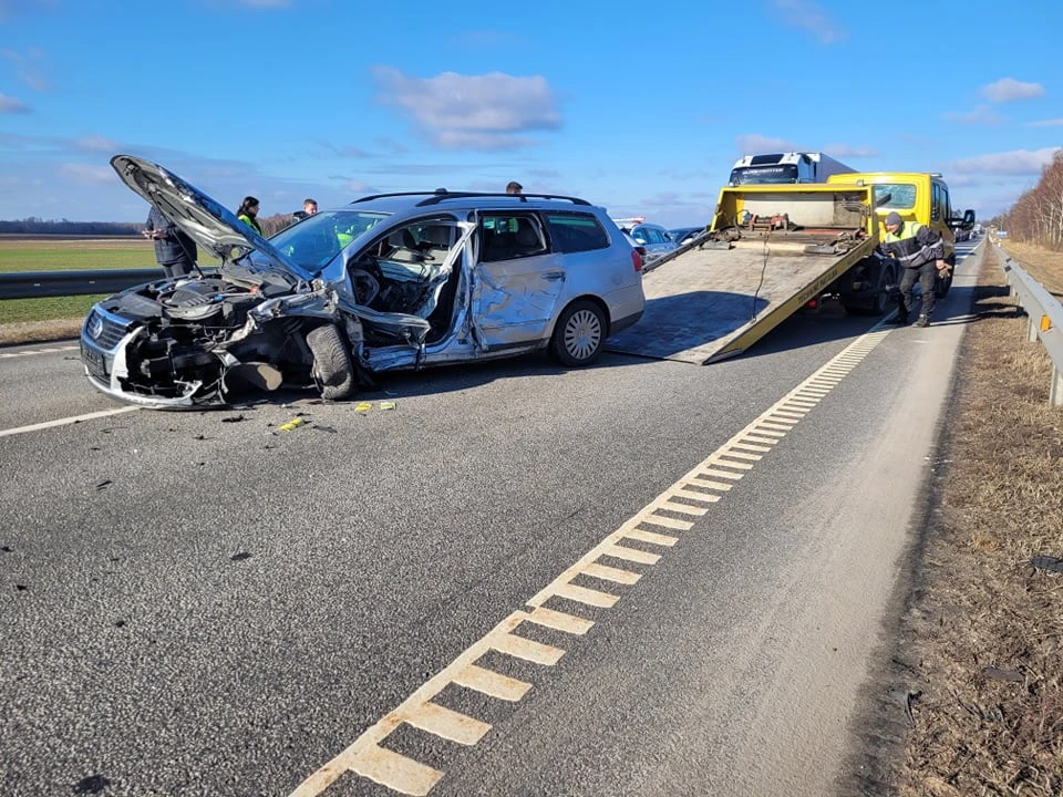 Via Baltica kelyje lengvasis automobilis susidūrė su vilkiku