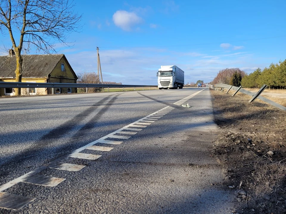 Via Baltica kelyje lengvasis automobilis susidūrė su vilkiku