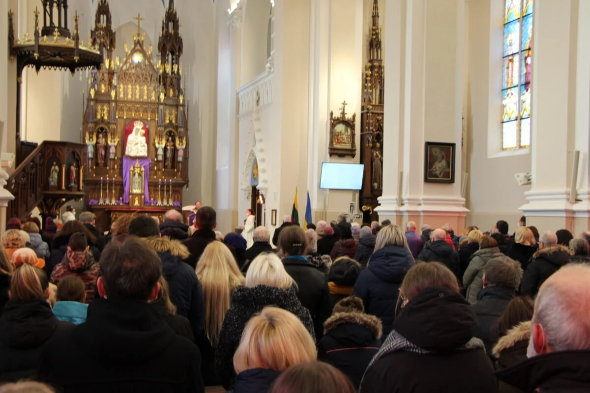 Solidarumas su Ukraina išreikštas palaikymo žodžiais, maldomis, aukomis ir dainomis