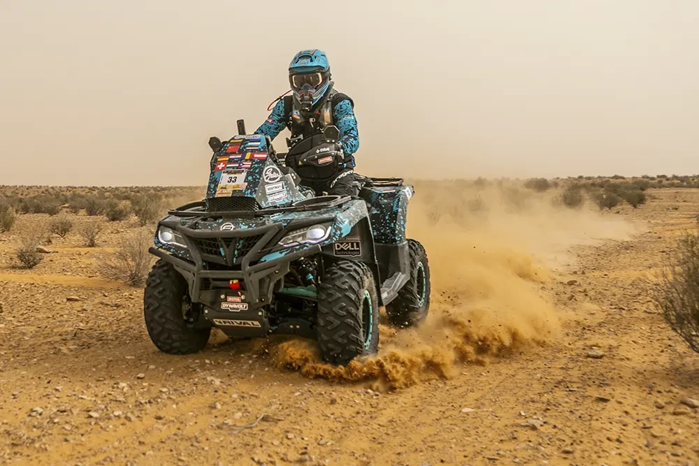 „CFMOTO RACING TEAM“ šiandien važiavo lyg Marso kanjonais
