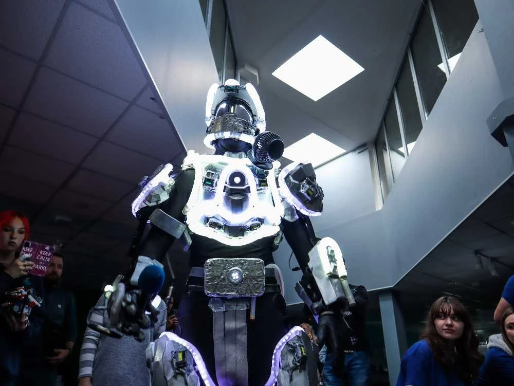 Panevėžio robotikos centre „RoboLabas“ robotų kovos, greičio lenktynės ir grumtynės sumo arenoje