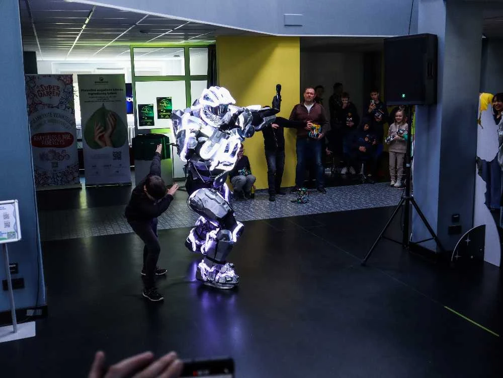 Panevėžio robotikos centre „RoboLabas“ robotų kovos, greičio lenktynės ir grumtynės sumo arenoje