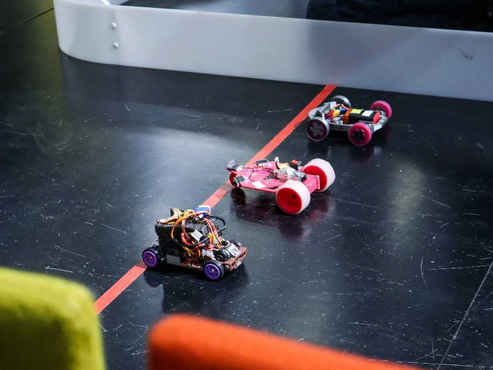 Panevėžio robotikos centre „RoboLabas“ robotų kovos, greičio lenktynės ir grumtynės sumo arenoje