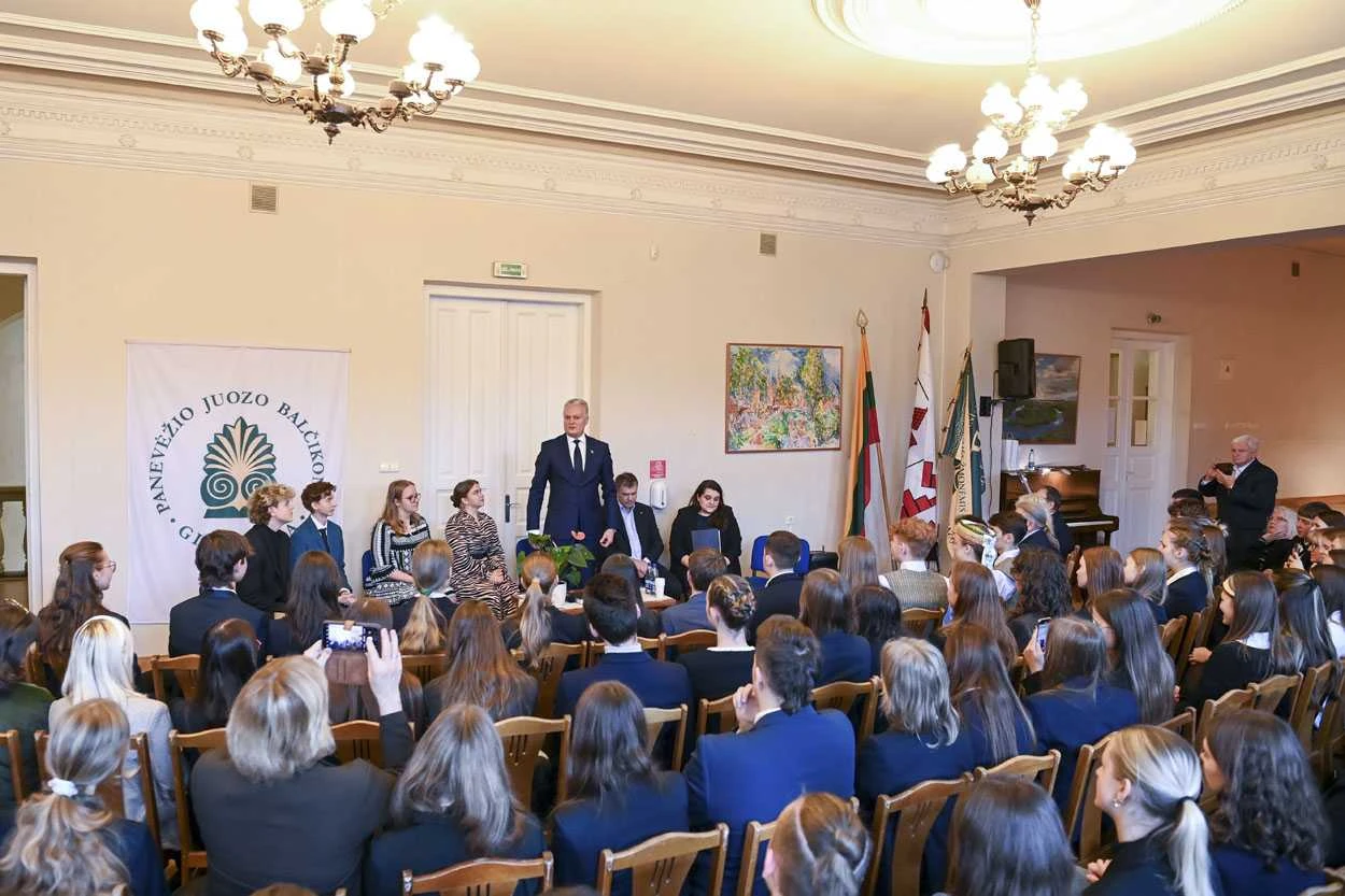 Prezidentas diskutavo su Panevėžio gimnazistais, kaip stabdyti narkotikų plitimą
