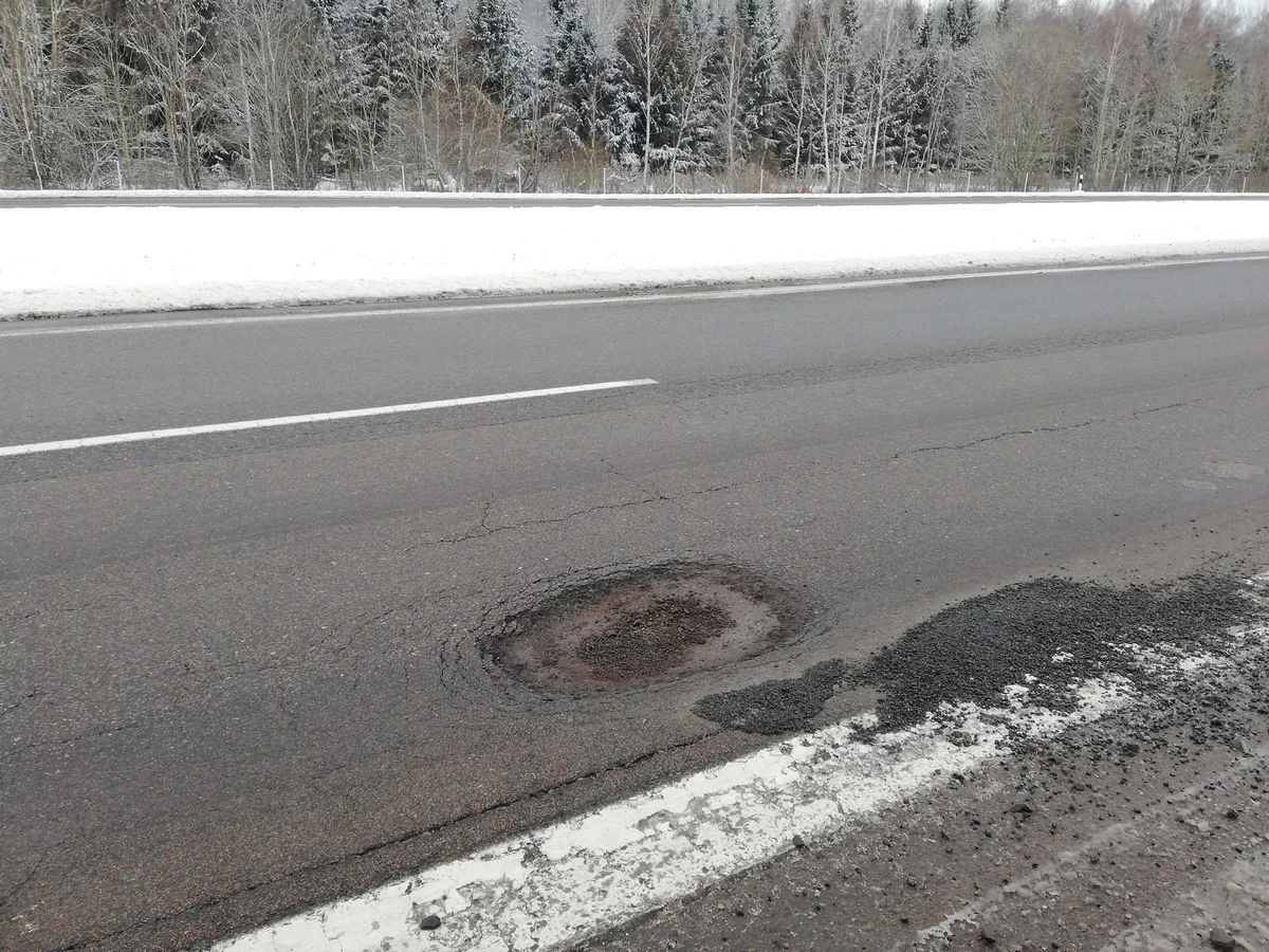 Kelininkai skelbia užtaisę įspūdingą kiekį duobių