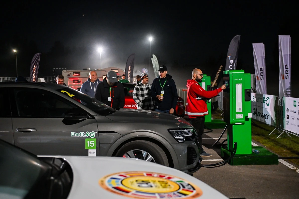„Enefit“ 24h elektromobilių lenktynių rytas Panevėžyje – visos komandos tebevažiuoja, nors nesklandumų neišvengta