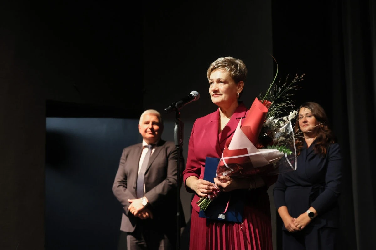 Pedagogų šventę papuošė Panevėžio rajono ir Lietuvos Metų mokytojų pagerbimas teatro scenoje