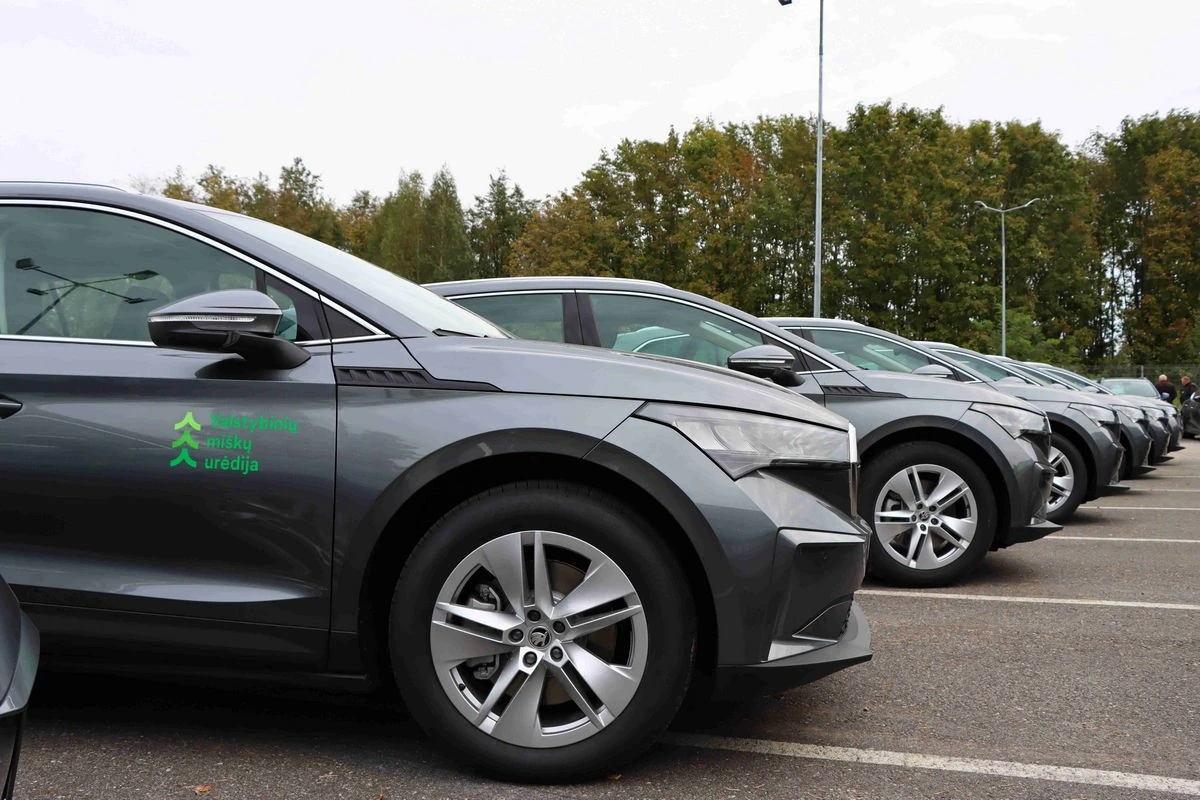 Investicijos į tvarų rytojų: Valstybinių miškų urėdijos regioninius padalinius pasiekė 88 elektromobiliai