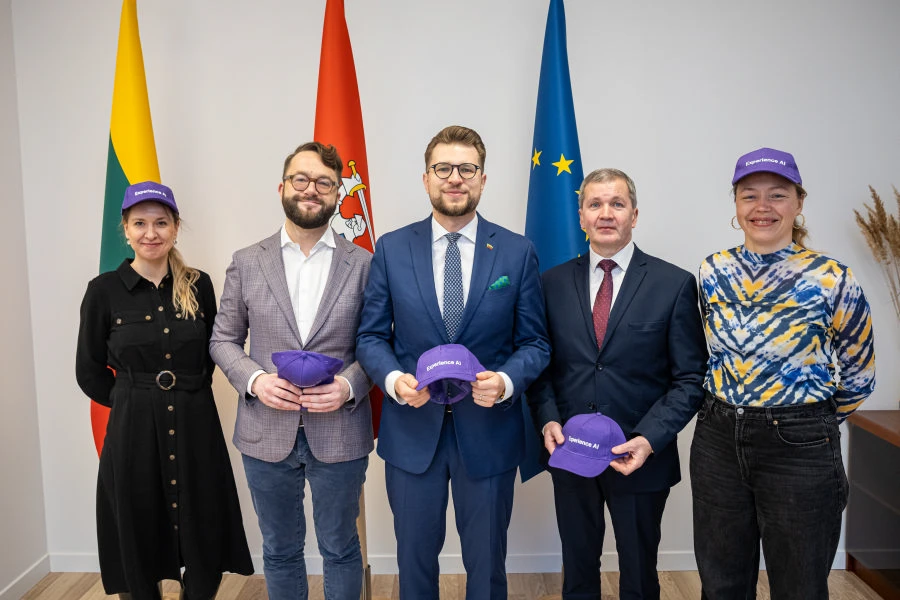 Nauja edukacinė programa padės 40 000 Lietuvos mokinių pažinti dirbtinį intelektą