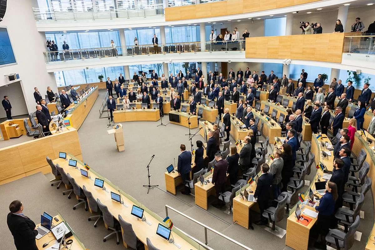 Seimo narių L. Kasčiūno, A. Ažubalio ir V. Rakučio pranešimas: siūloma griežtinti sankcijas Baltarusijos ir Rusijos piliečiams