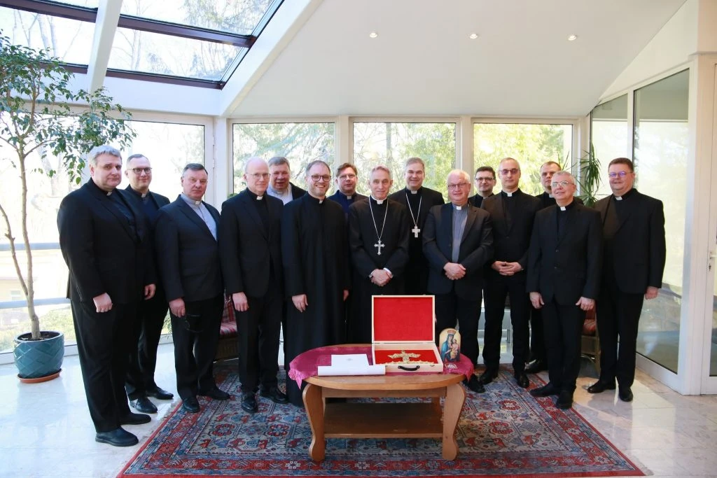 Patvirtinta, kad Popiežius laimina Krekenavos Marijos karūnas, pagamintas iš tikinčiųjų paaukoto aukso-paninfo.lt Patvirtinta, kad Popiežius laimina Krekenavos Marijos karūnas, pagamintas iš tikinčiųjų paaukoto aukso
