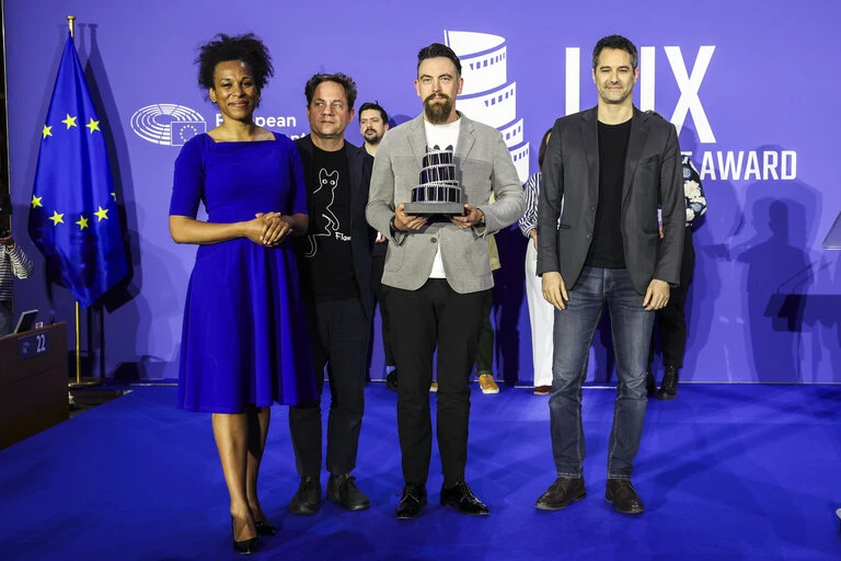 Latvių režisieriaus „Potvynis“ pelnė 2025 m. LUX publikos kino apdovanojimą
