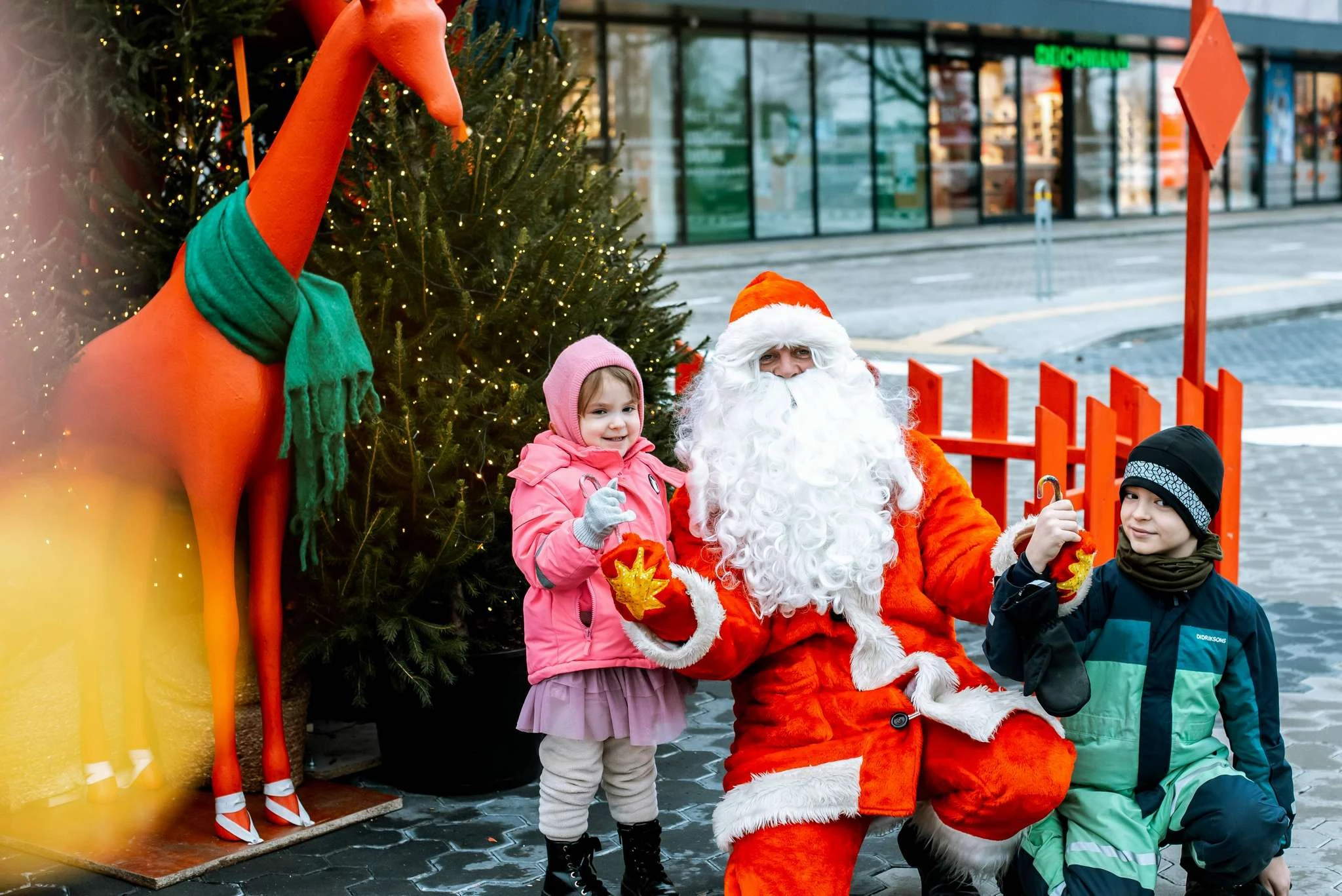 Prekybos parke „TOWER“ jau lankosi Kalėdų Senelis su staigmenomis