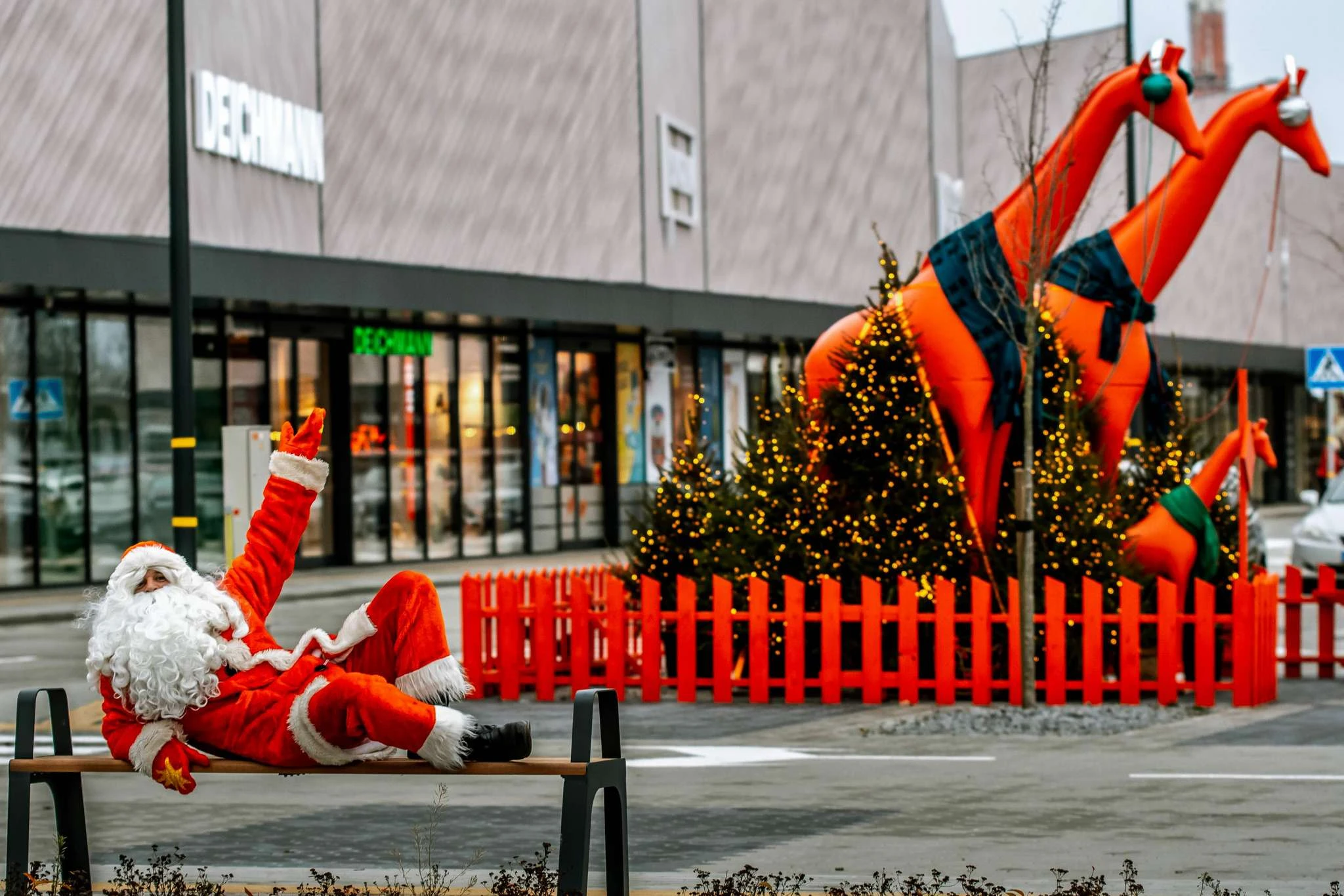 Prekybos parke „TOWER“ jau lankosi Kalėdų Senelis su staigmenomis